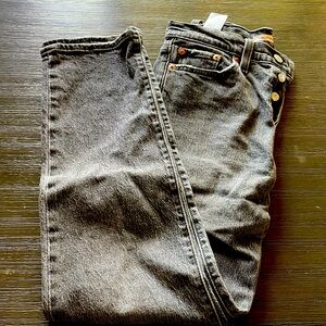 Women Levi’s premium jean. Size 25x28 wedgie straight leg. 99%cotton 1%elastic